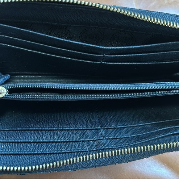 Michael Kors wallet - Picture 5 of 5